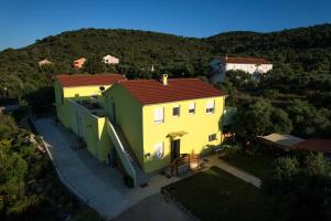 Nespecifikovaný výhled na hory nebo výhled na hory při pohledu z prázdninového domu