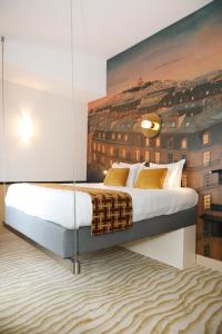 sypialnia z łóżkiem z obrazem na ścianie w obiekcie Five Boutique Hotel Paris Quartier Latin w Paryżu
