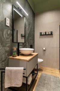 een badkamer met een wastafel en een spiegel bij Frida's Dream Suite in Boedapest