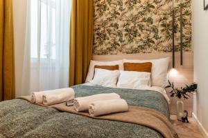 een slaapkamer met een bed met twee kussens erop bij Frida's Dream Suite in Boedapest