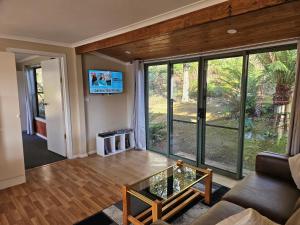 TV a/nebo společenská místnost v ubytování Cradle Alpine Retreat