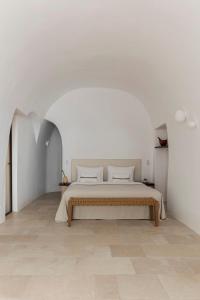 Giường trong phòng chung tại Canaves Ena - Small Luxury Hotels of the World