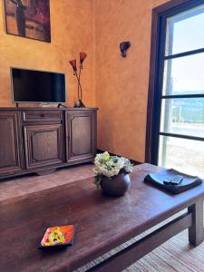 Telewizja i/lub zestaw kina domowego w obiekcie Casa 2 habitaciones con piscina y cenador al aire libre