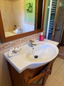 Łazienka w obiekcie Casa 2 habitaciones con piscina y cenador al aire libre