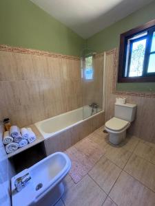 Łazienka w obiekcie Casa 2 habitaciones con piscina y cenador al aire libre