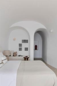 Giường trong phòng chung tại Canaves Ena - Small Luxury Hotels of the World