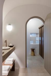 Et badeværelse på Canaves Ena - Small Luxury Hotels of the World