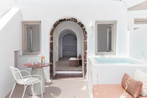 Khu vực ghế ngồi tại Canaves Ena - Small Luxury Hotels of the World