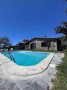 basen przed kamiennym domem w obiekcie Casa 2 habitaciones con piscina y cenador al aire libre w mieście Pontevedra