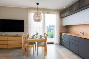 Kuchyňa alebo kuchynka v ubytovaní Bursztynowe Tarasy - Apartamenty
