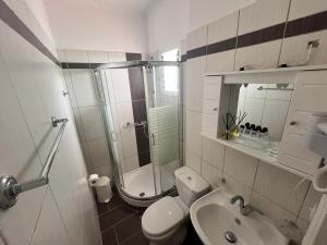Koupelna v ubytování Anthoussa Rooms + 37 fotografií