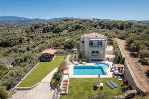 The swimming pool at or close to Villa Athinais