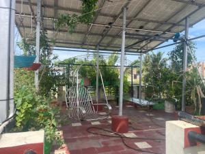 un giardino con un'altalena in una serra di Krishna Home Stay - Double room a Chennai