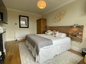 a bedroom with a large white bed in a room at Beach Lodge in Bournemouth