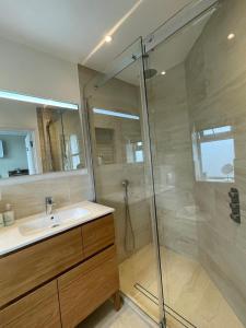 a bathroom with a sink and a shower at Beach Lodge in Bournemouth