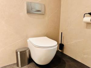 een badkamer met een toilet en een vuilnisbak bij Cozy House - fietsverhuur, eigen keuken en badkamer in Nijmegen