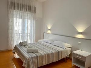 una camera da letto con un letto con due asciugamani sopra di Appartamenti Antonio a Tropea