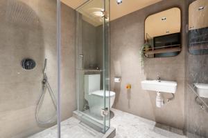 A bathroom at Dash Living on Prat