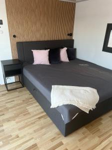 Ένα ή περισσότερα κρεβάτια σε δωμάτιο στο Luxuriöses Hausboot SeaSide NEU!!!