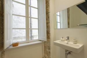 Apartments Eleganca-Comfort One Bedroom Apartment Djelozija في دوبروفنيك: حمام مع حوض ونافذة +10 صور