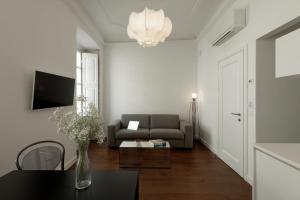 Apartments Eleganca-Comfort One Bedroom Apartment Djelozija في دوبروفنيك: غرفة معيشة مع أريكة وطاولة