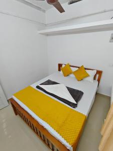 Postel nebo postele na pokoji v ubytování Suryas Home Stay