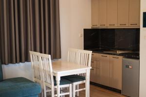 Kuchyň nebo kuchyňský kout v ubytování PineSide Rooms