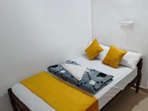 Postel nebo postele na pokoji v ubytování Suryas Home Stay