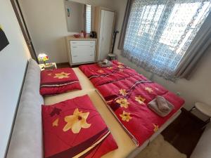 Posteľ alebo postele v izbe v ubytovaní Apartman pri X Bionic Sphere Samorin s vínnou pivnicou
