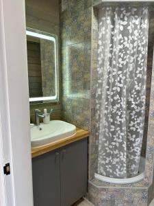 Bilik mandi di Котедж GRAY