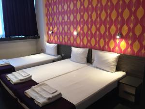 A bed or beds in a room at Hotel Dunav