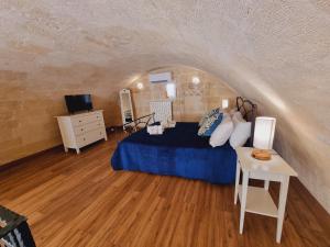 a bedroom with a bed and a table in a room at Casa vacanze San Martino in Ginosa