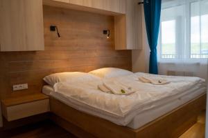 a bed with two candles on it in a room at Apartmány Římský vrch s úžasným výhledem na Pálavu in Pasohlávky