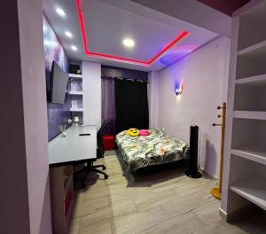 Posteľ alebo postele v izbe v ubytovaní Habitación Gran Vía Alicante