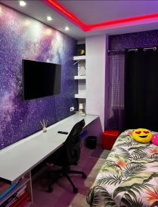 Televízia a/alebo spoločenská miestnosť v ubytovaní Habitación Gran Vía Alicante