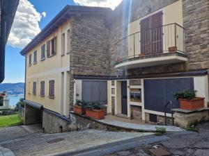 un edificio con balcone e piante di fronte ad esso di Casa Gioia a Cernobbio