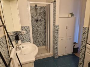 un bagno con lavandino e doccia di Casa Gioia a Cernobbio Altre 8 foto