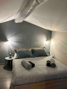 une chambre avec un lit avec deux serviettes dessus dans l'établissement Maison de Village Chez Popeye, à Vogüé