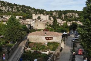 une vue d'un village avec un bâtiment et une rue dans l'établissement Maison de Village Chez Popeye, à Vogüé
