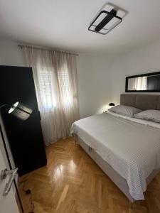 Postel nebo postele na pokoji v ubytování Mala Kate Apartments