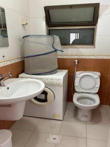 Ένα μπάνιο στο alwaha circle 3 bedrooms apartment ثلاثة غرف نوم دوار الواحة