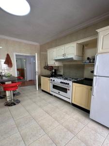 Η κουζίνα ή μικρή κουζίνα στο alwaha circle 3 bedrooms apartment ثلاثة غرف نوم دوار الواحة +35 φωτογραφίες