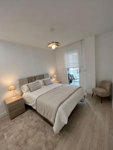 En eller flere senge i et værelse på SeaView 2 - Sunset Suite Experience