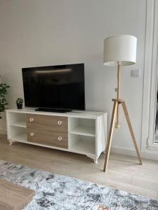 Et tv og/eller underholdning på SeaView 2 - Sunset Suite Experience