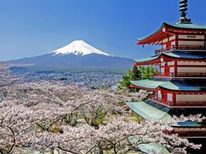富士吉田市OPENSALE Hoco 富士吉田富士山ビューの上質な宿 駅近 本町撮影スポット徒歩1分的一座以山为背景的日本寺庙