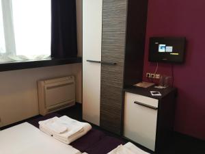 A bed or beds in a room at Hotel Dunav