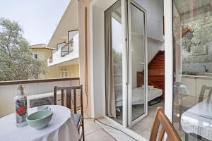 Cette chambre dispose d'un balcon avec une table et d'une cuisine. dans l'établissement Mezoneta 1, à Nydri