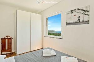 een slaapkamer met een bed en een raam bij Reborn House, TerreMarine in La Spezia