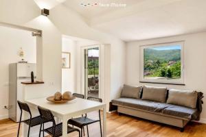 een woonkamer met een bank en een tafel bij Reborn House, TerreMarine in La Spezia