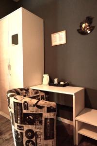 a room with a table and a chair and a desk at Rock Rooms Pula in Pula